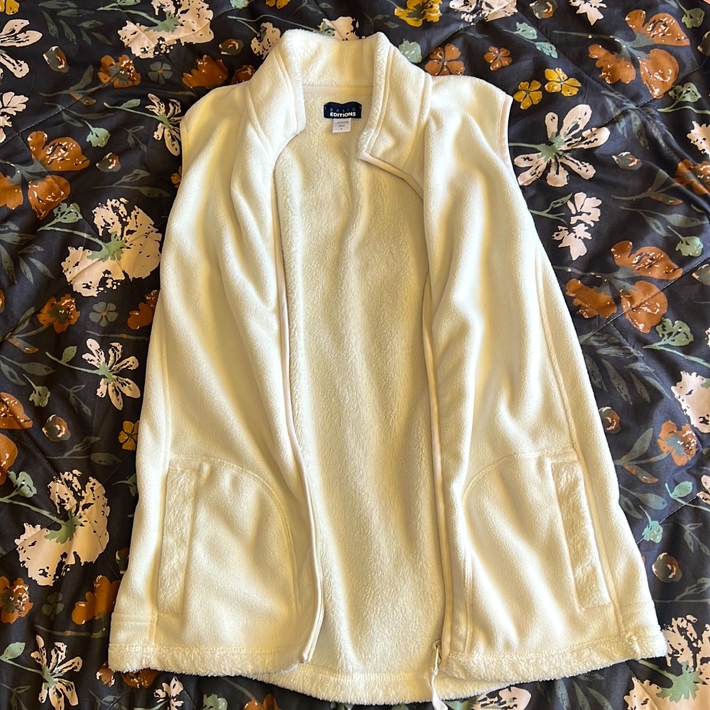 White fleece vest, fits S or M, zip up vest with pockets!